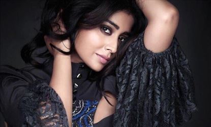 লিফ্টে ওঠার আগেই প্রকাশ্যে চুম্বন, বলিউড অভিনেত্রীর সেই ভিডিয়ো ভাইরাল